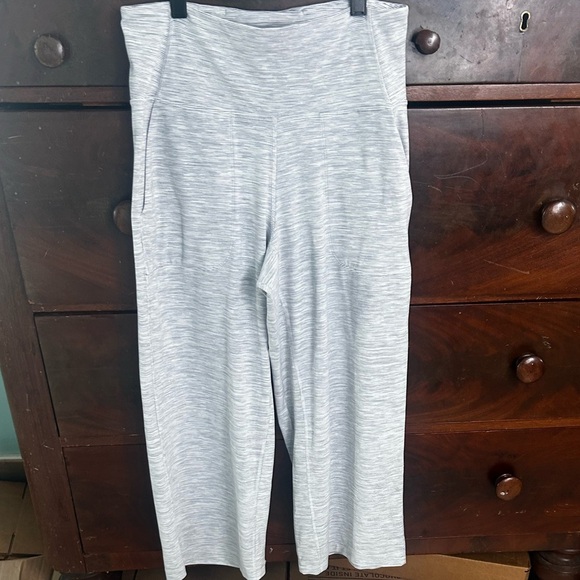 Lululemon Athletica Light Gray white High Rise Wide-Leg Yoga Workout Pants SZ 8 - Picture 4 of 12